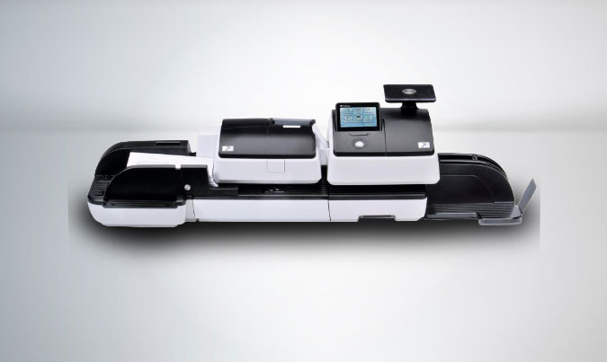 Machine à affranchir PostBase avec alimentation automatique